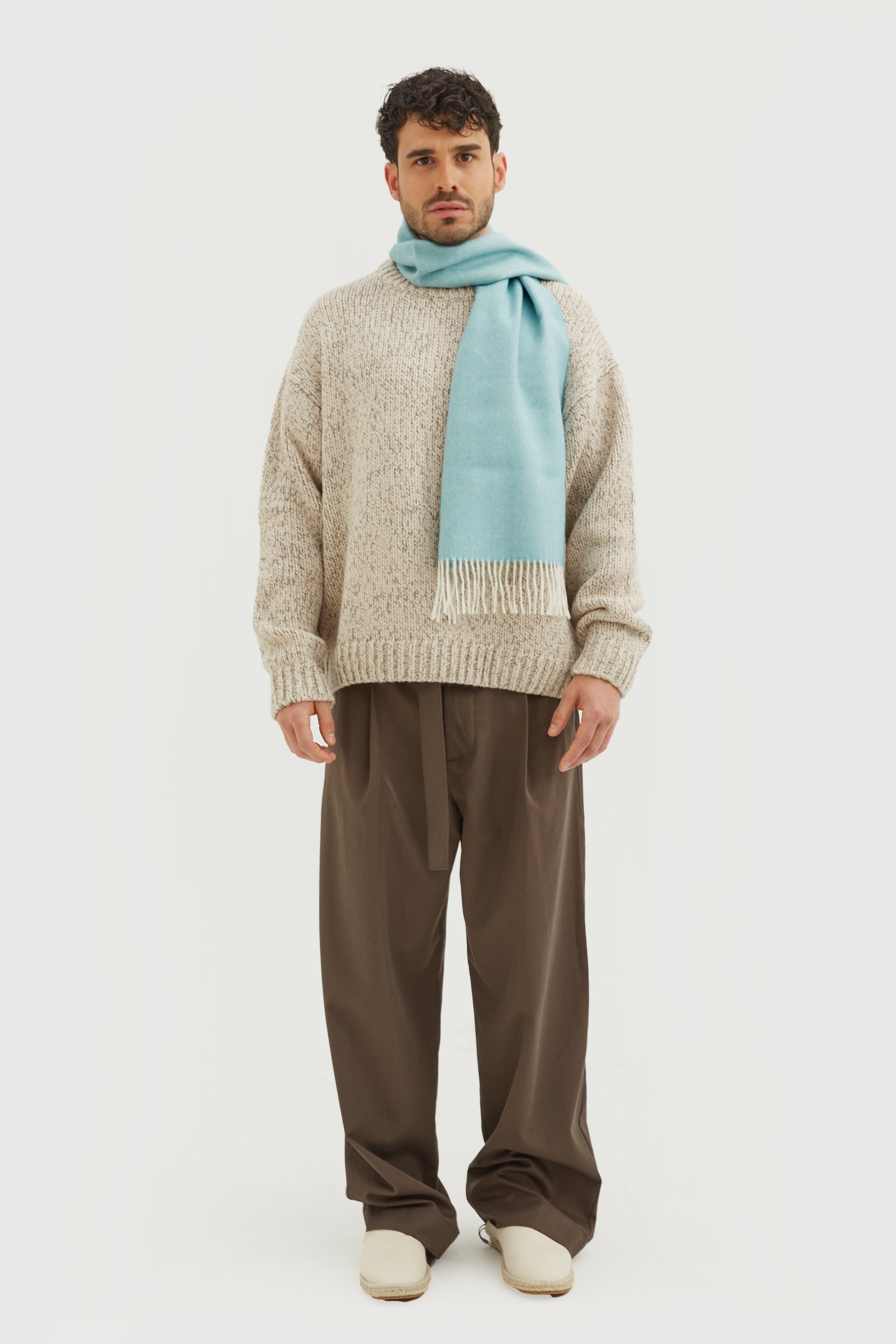 Bufanda azul claro modelo Salvia de Tashay Brand, vista doblada sobre fondo neutro