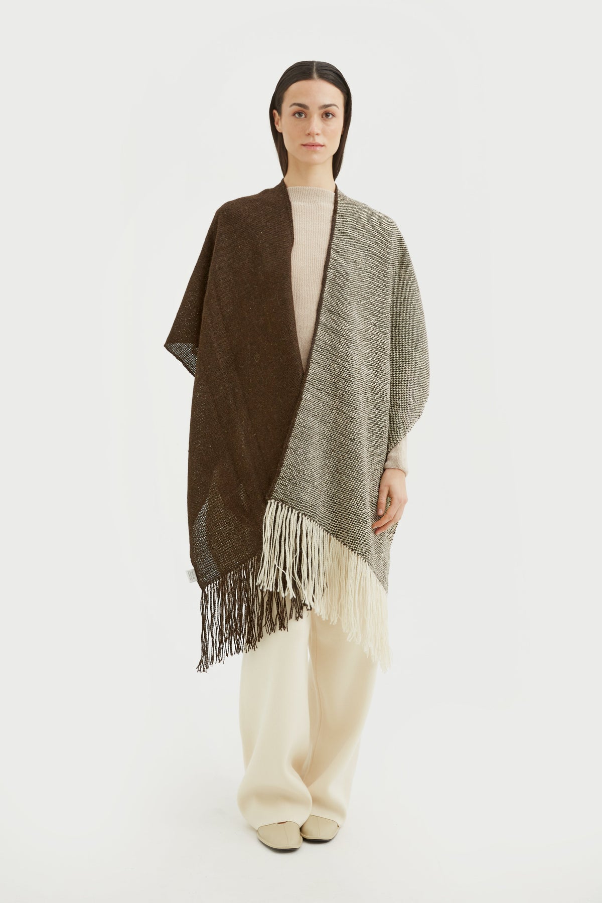 Helecho: handgewebter Lama-Poncho in Cremeweiß | TASHAY