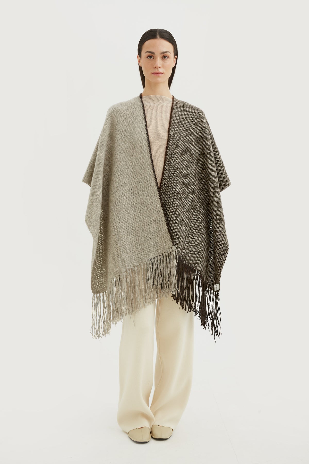 Helecho: handgewebter Lama-Poncho in Grau | TASHAY