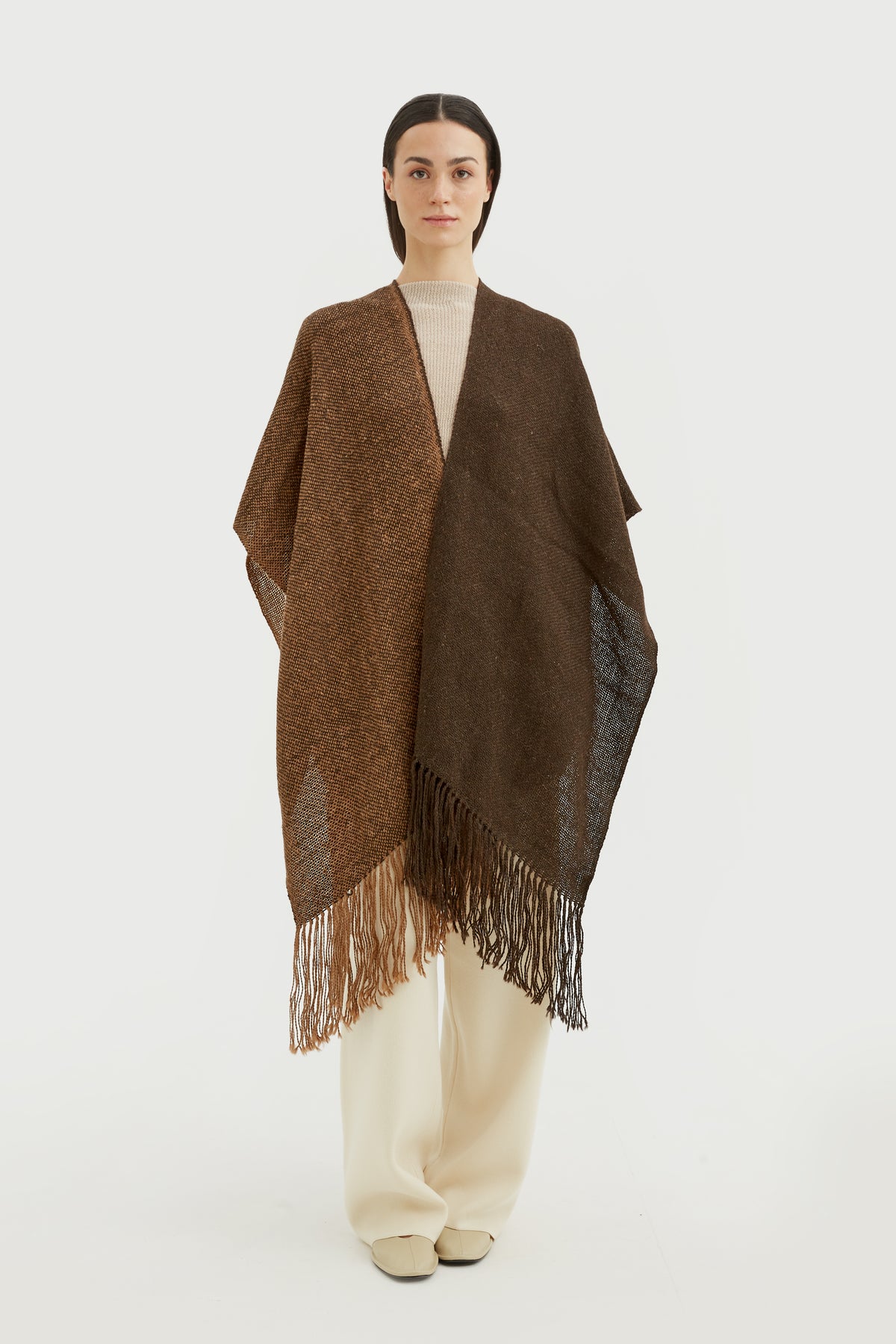 Helecho: handgewebter Lama-Poncho in Braun | TASHAY