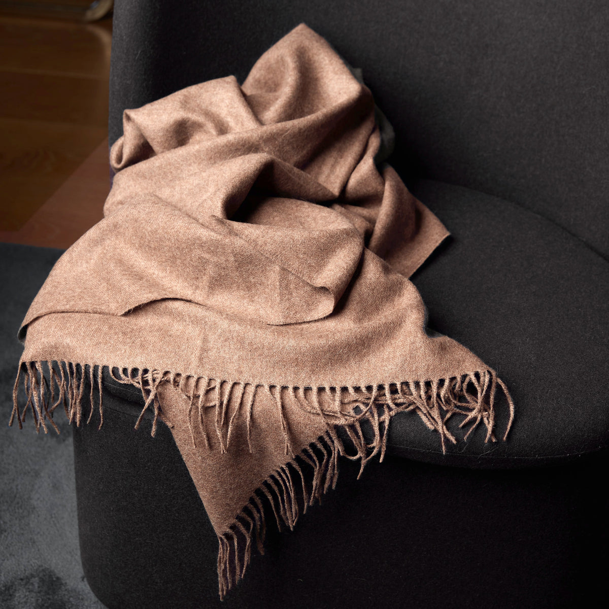 Calathea: Decke aus Baby Alpaka in Camel | TASHAY