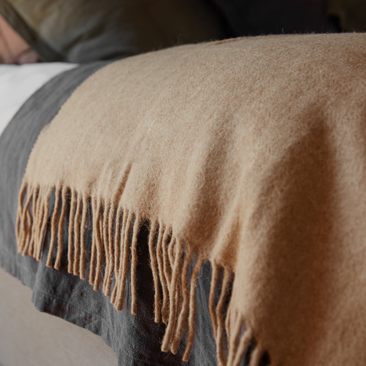 Iyrata: manta pie de cama de lana de llama en beige | TASHAY