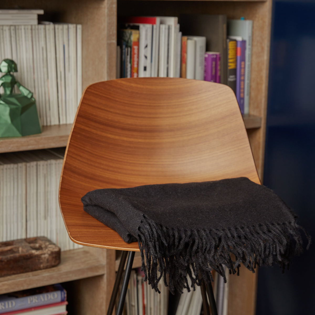 Calathea: manta de baby alpaca en negro | TASHAY