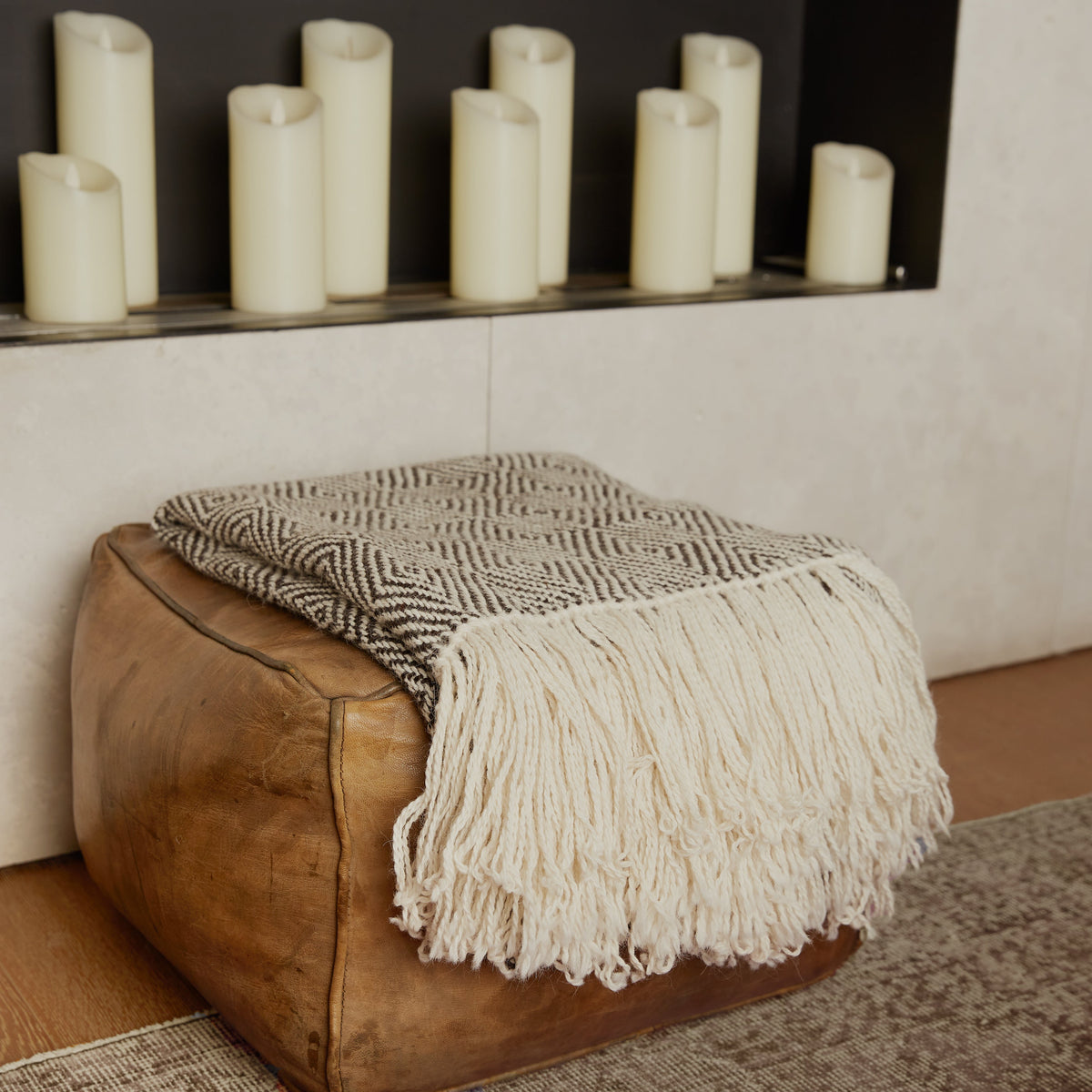 Tacca: Decke aus Lamawolle in Schwarz | TASHAY