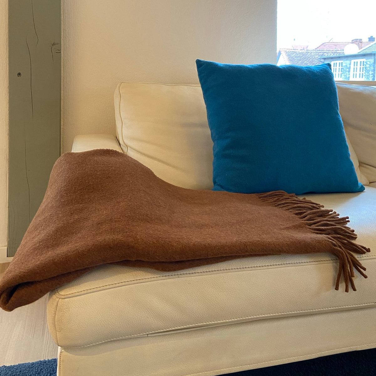Iyrata: manta pie de cama de lana de llama en marrón chocolate | TASHAY