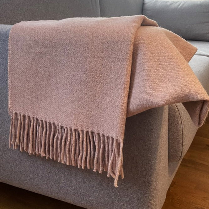 Iyrata: Bettläufer aus Lamawolle in Rosa | TASHAY