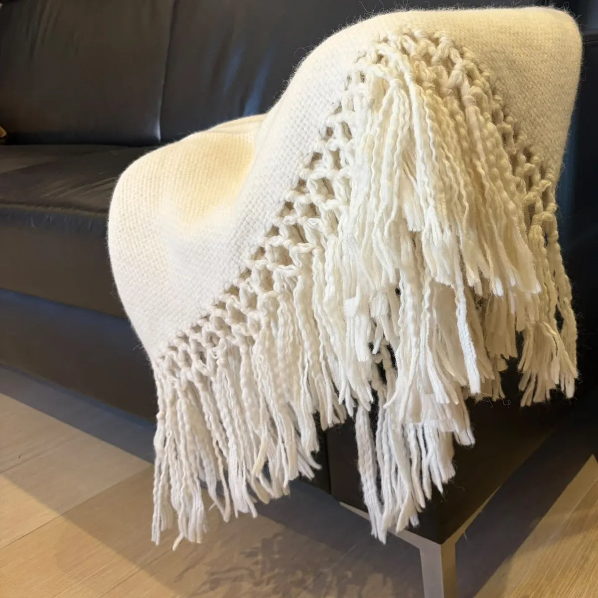 Manta Olmo de baby alpaca: detalle de los flecos de macramé
