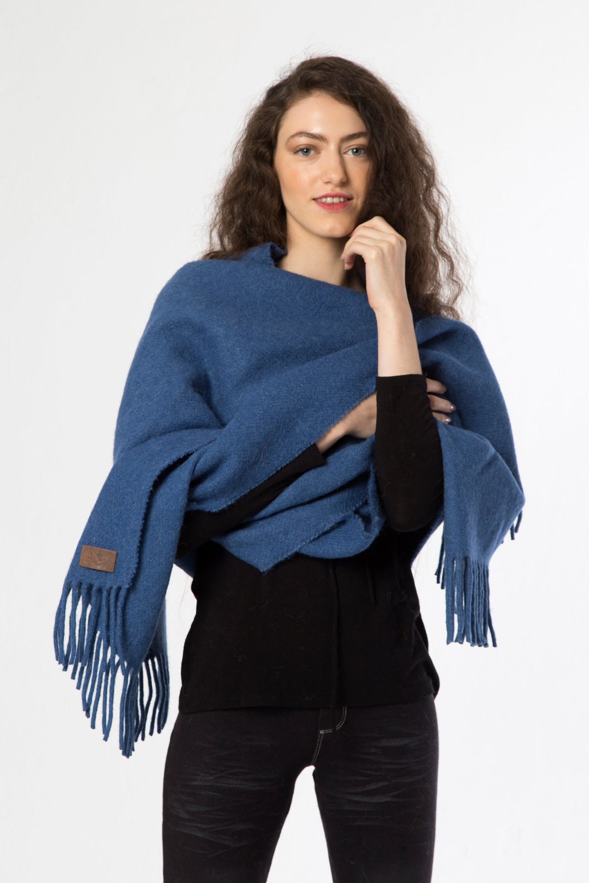 Pino: Schaltuch aus Lamawolle in Blau | TASHAY