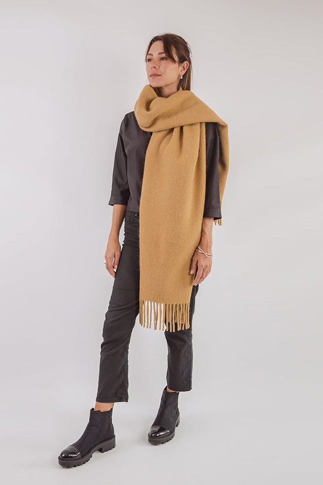 Pino: Schaltuch aus Lamawolle in Camel | TASHAY