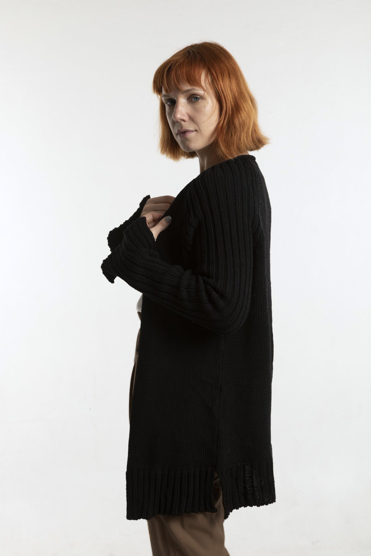 Cárdigan de merino Jazmín en negro, vista lateral