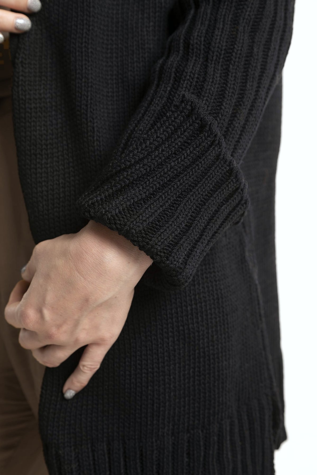 Detalle del tejido de merino del cárdigan Jazmín negro
