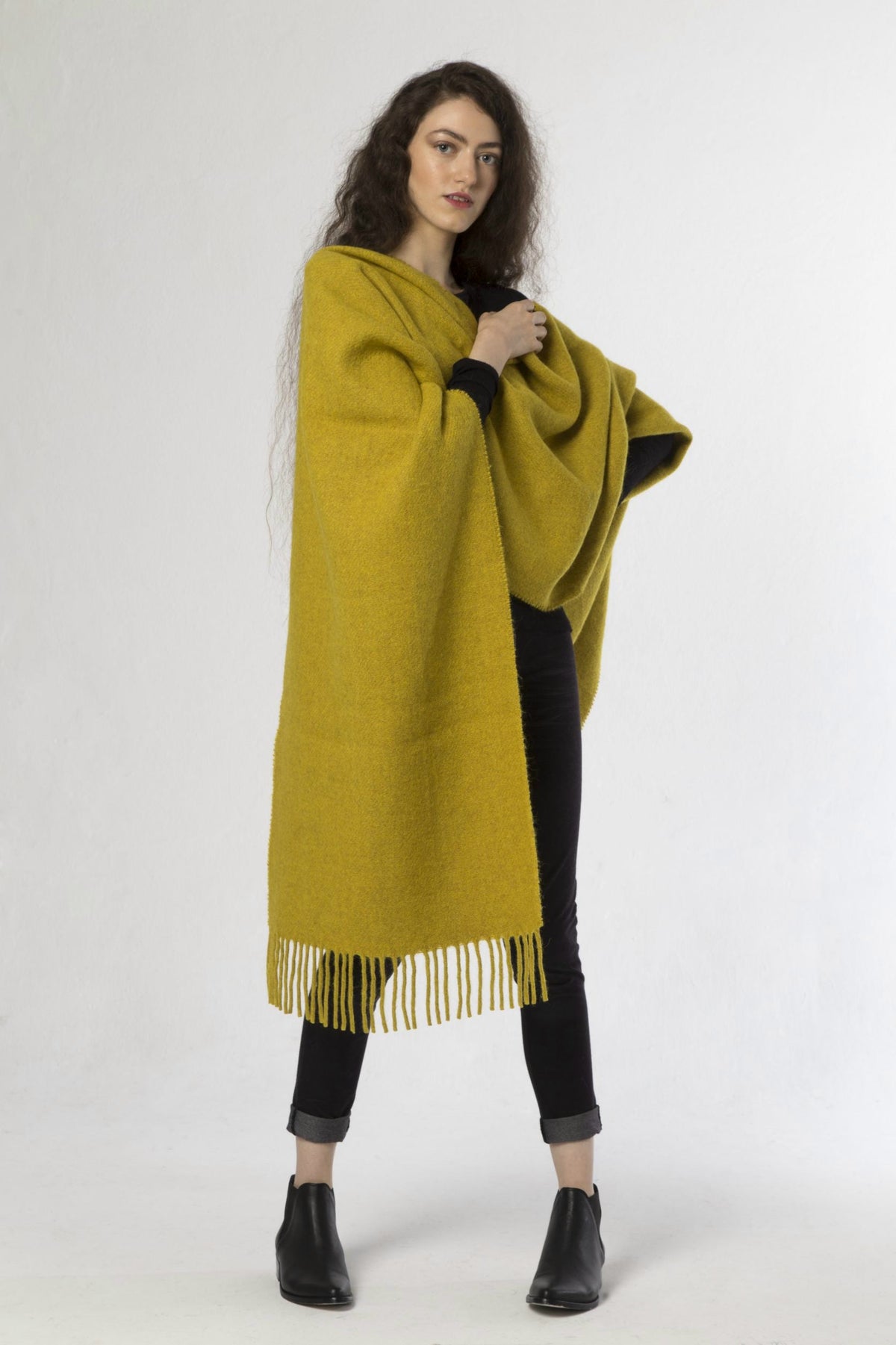 Choe: bufanda XL de lana de llama en amarillo | TASHAY