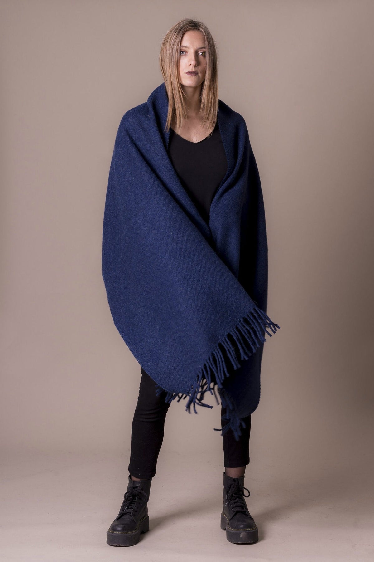 Choe: bufanda XL de lana de llama en azul oscuro | TASHAY