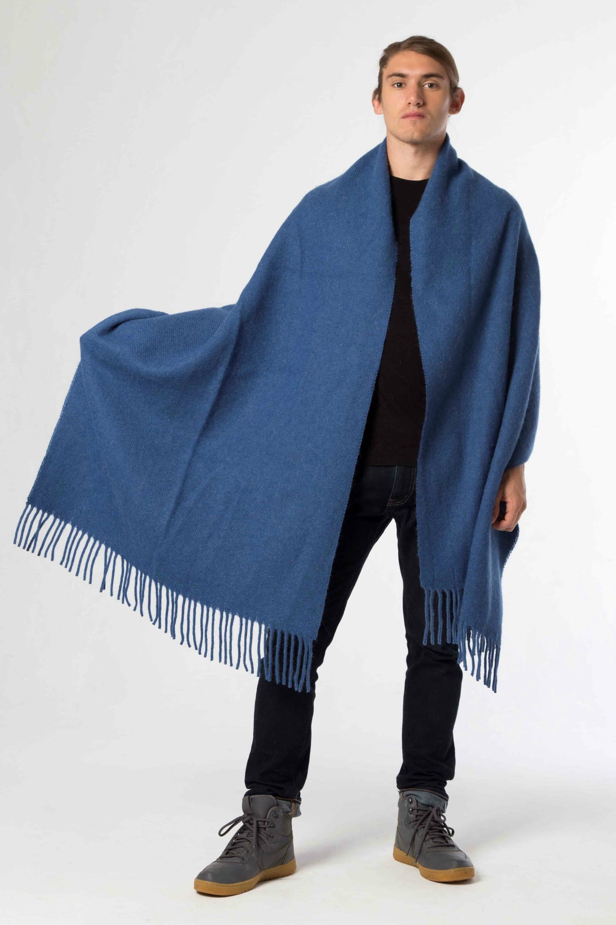 Choe: bufanda XL de lana de llama en azul | TASHAY