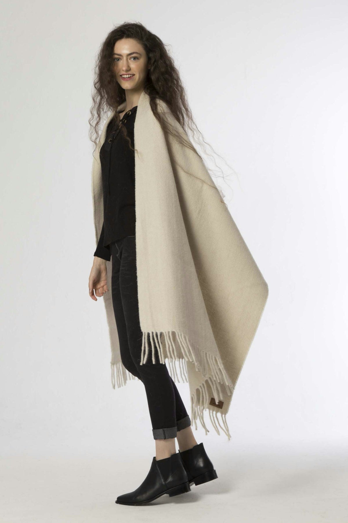 Choe: bufanda XL de lana de llama en blanco crema | TASHAY