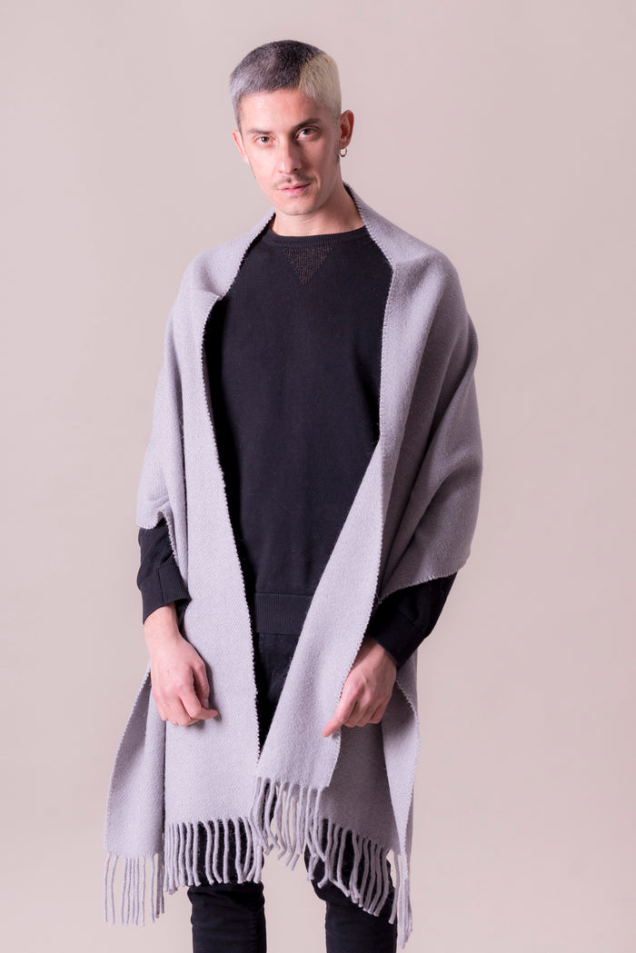 Choe: bufanda XL de lana de llama en gris claro | TASHAY