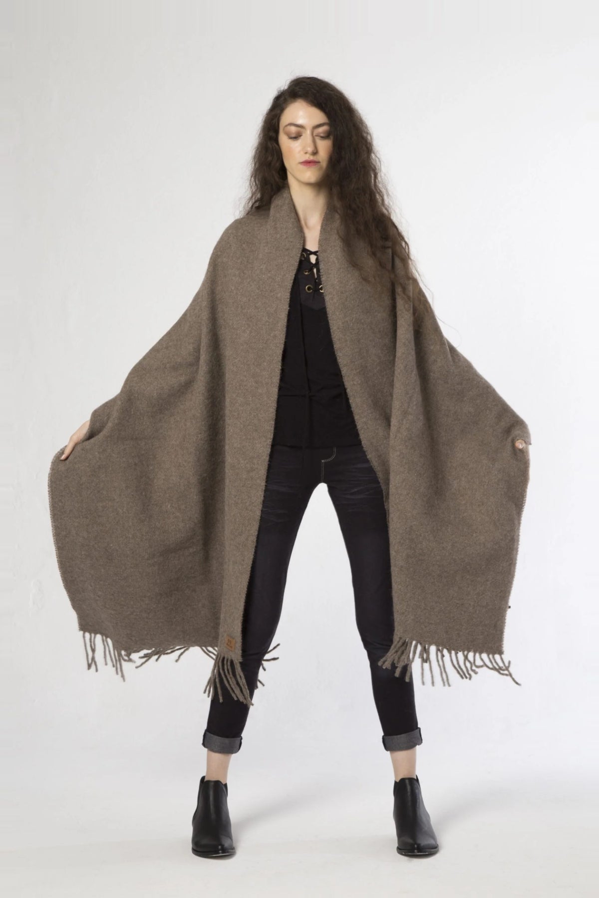 Choe: bufanda XL de lana de llama en gris topo | TASHAY