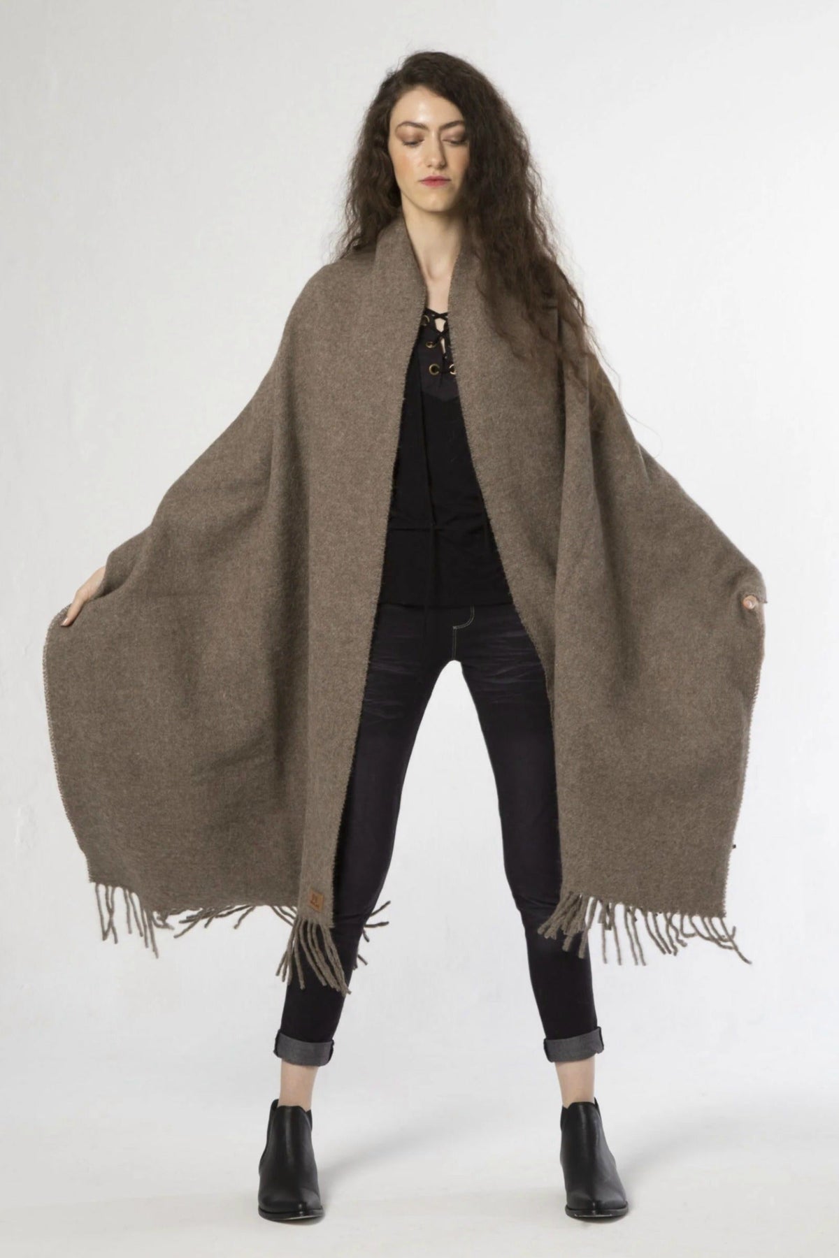 Choe: bufanda XL de lana de llama en gris topo | TASHAY
