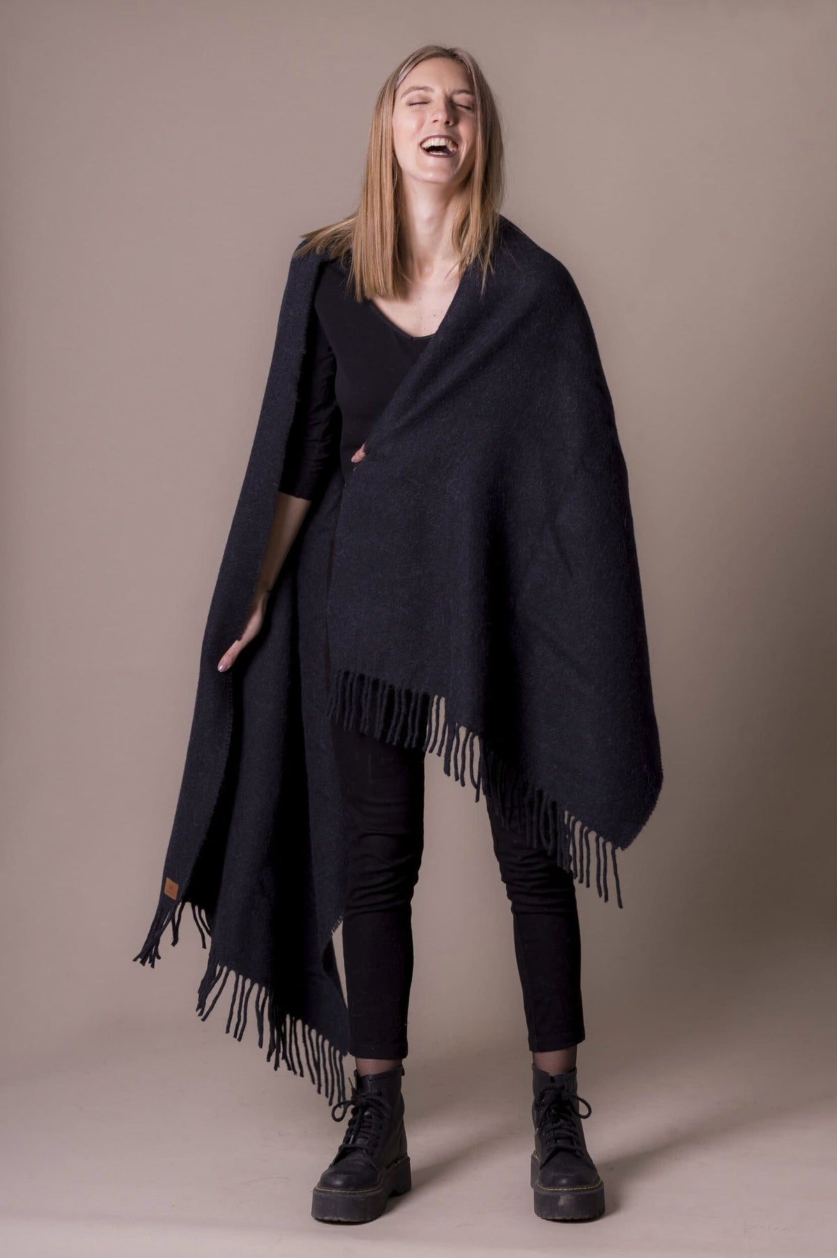 Choe: bufanda XL de lana de llama en negro | TASHAY