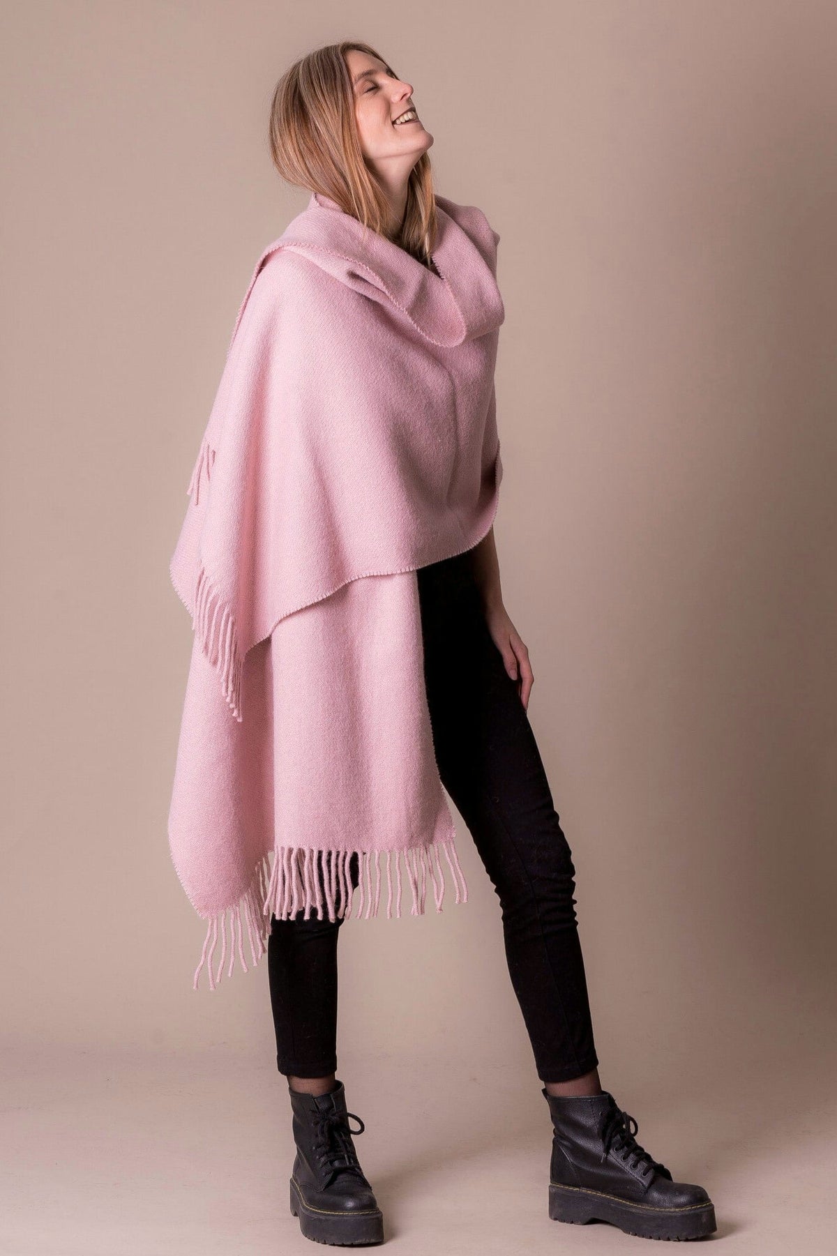Choe: bufanda XL de lana de llama en rosa | TASHAY
