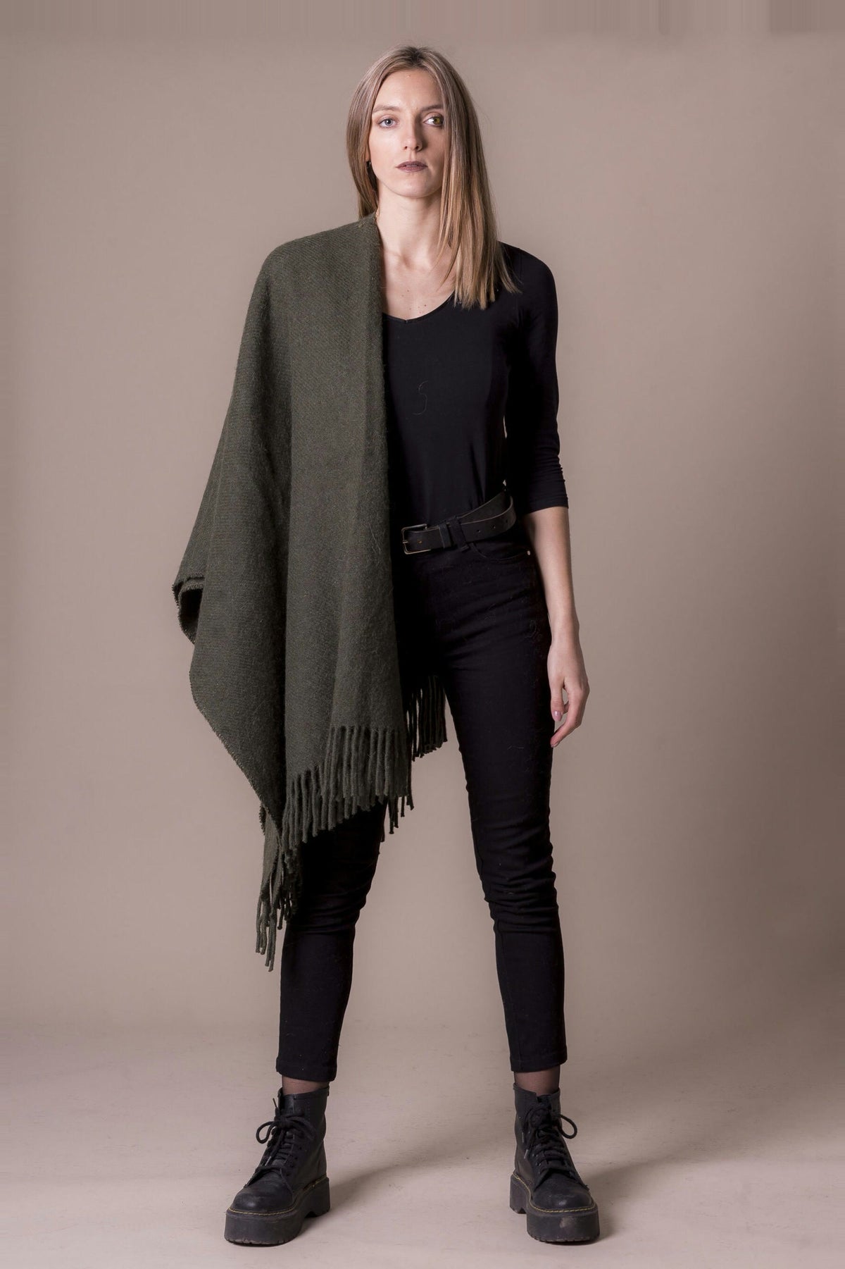 Choe: bufanda XL de lana de llama en verde | TASHAY