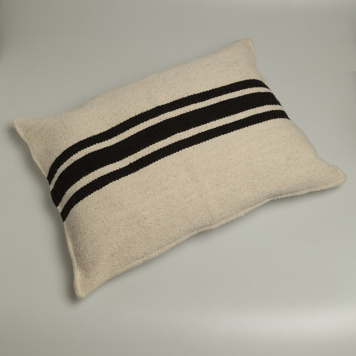 Cojín Areca rectangular de lana de oveja en blanco crema con líneas negras