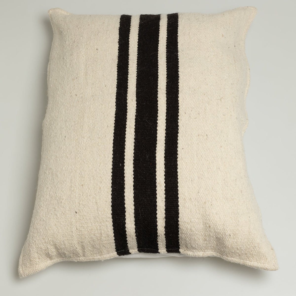 Cojín Areca rectangular de lana de oveja en blanco crema con líneas negras