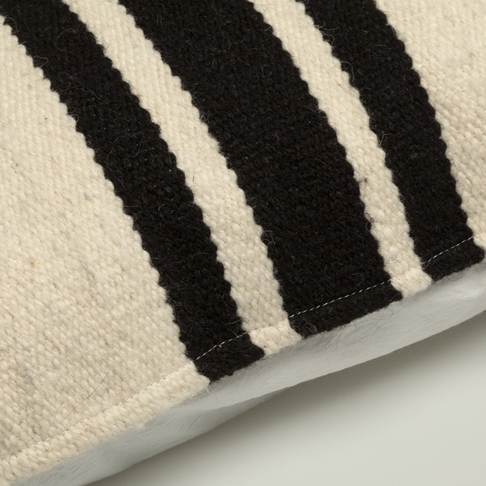Cojín Areca rectangular de lana de oveja en blanco crema con líneas negras