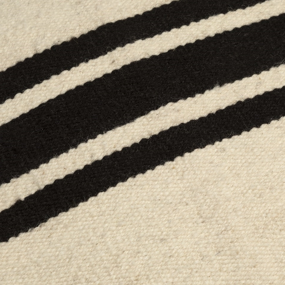 Cojín Areca rectangular de lana de oveja en blanco crema con líneas negras