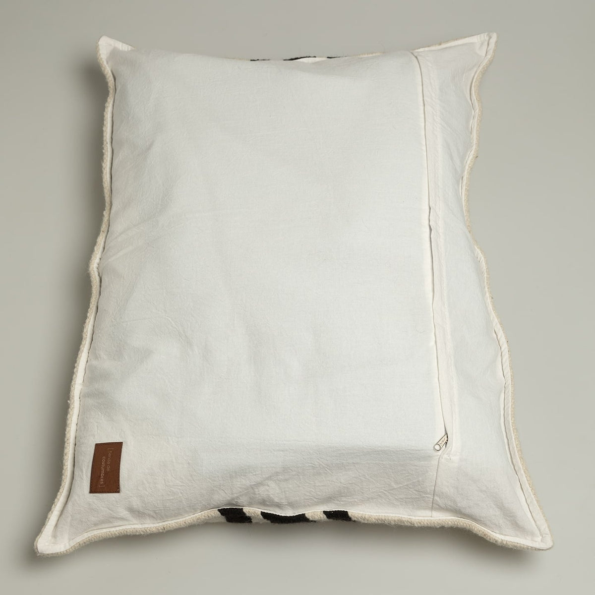 Cojín Areca rectangular de lana de oveja en blanco crema con líneas negras