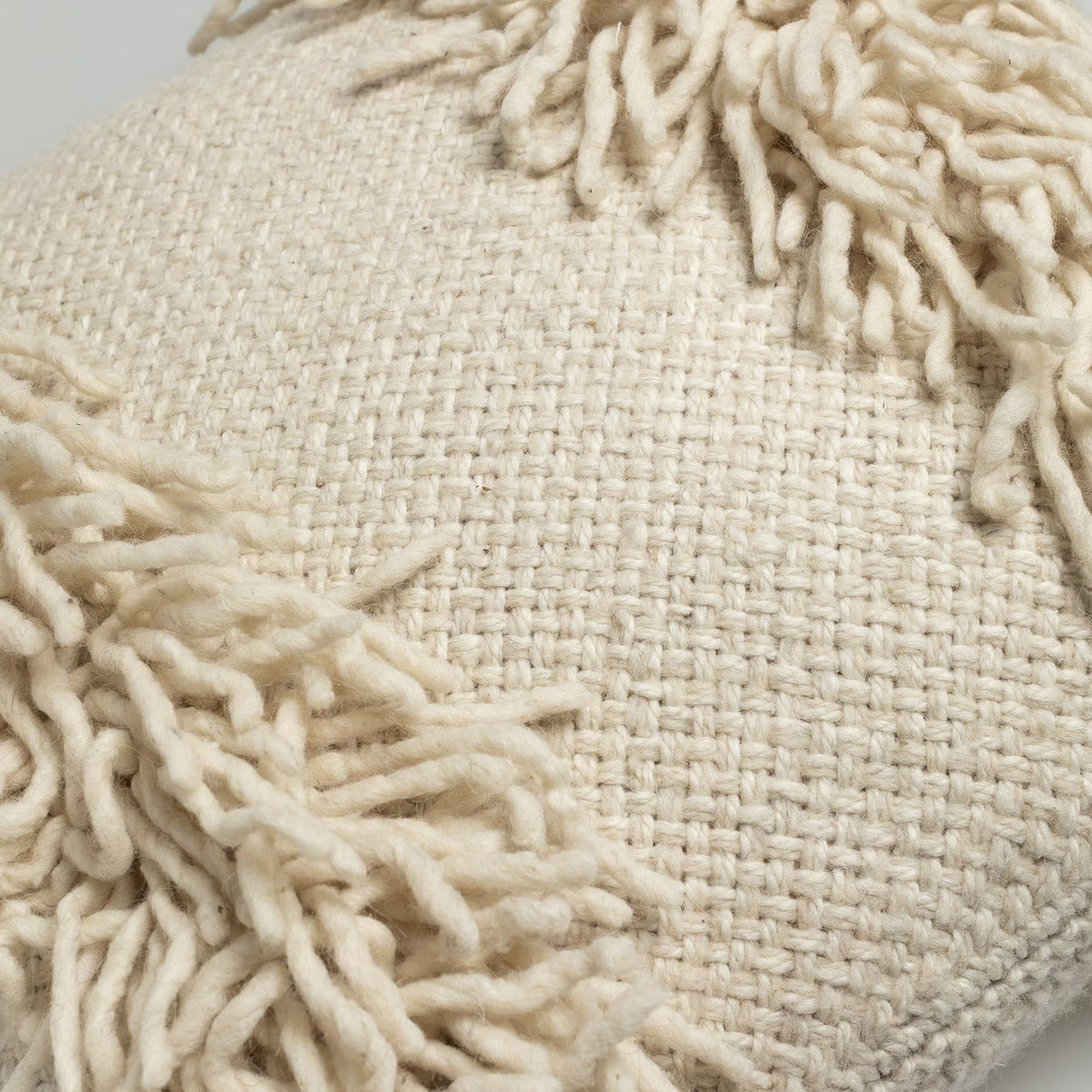 Detalle del tejido y los flecos del cojín Cortaderia