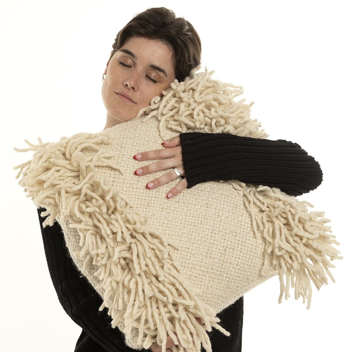 Modelo abrazando el cojín Cortaderia de lana de oveja