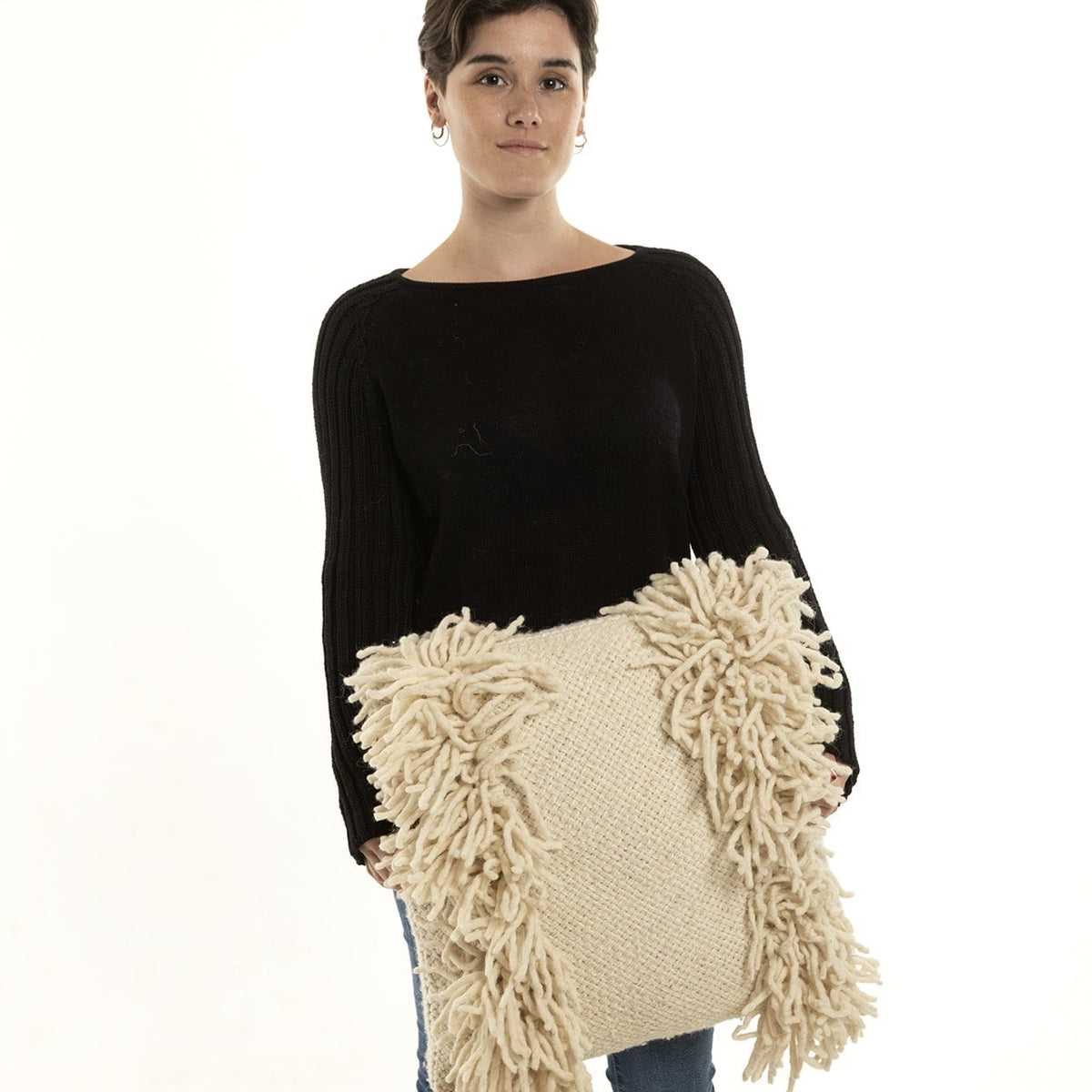 Cojín Cortaderia de 50 × 50 cm sostenido por una modelo