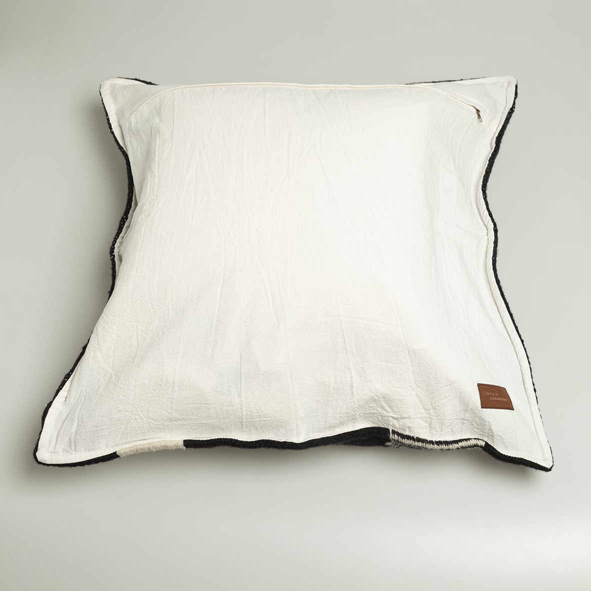 Cojín Monstera de lana de oveja en negro y blanco crema