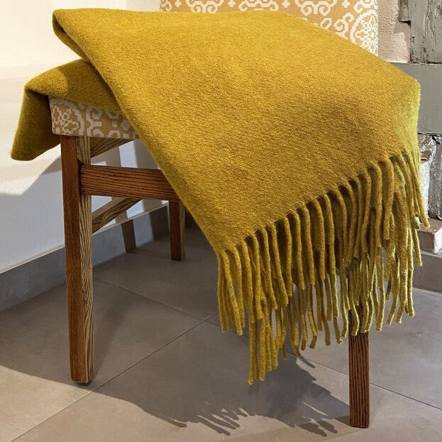 Iyrata: manta pie de cama de lana de llama en amarillo | TASHAY