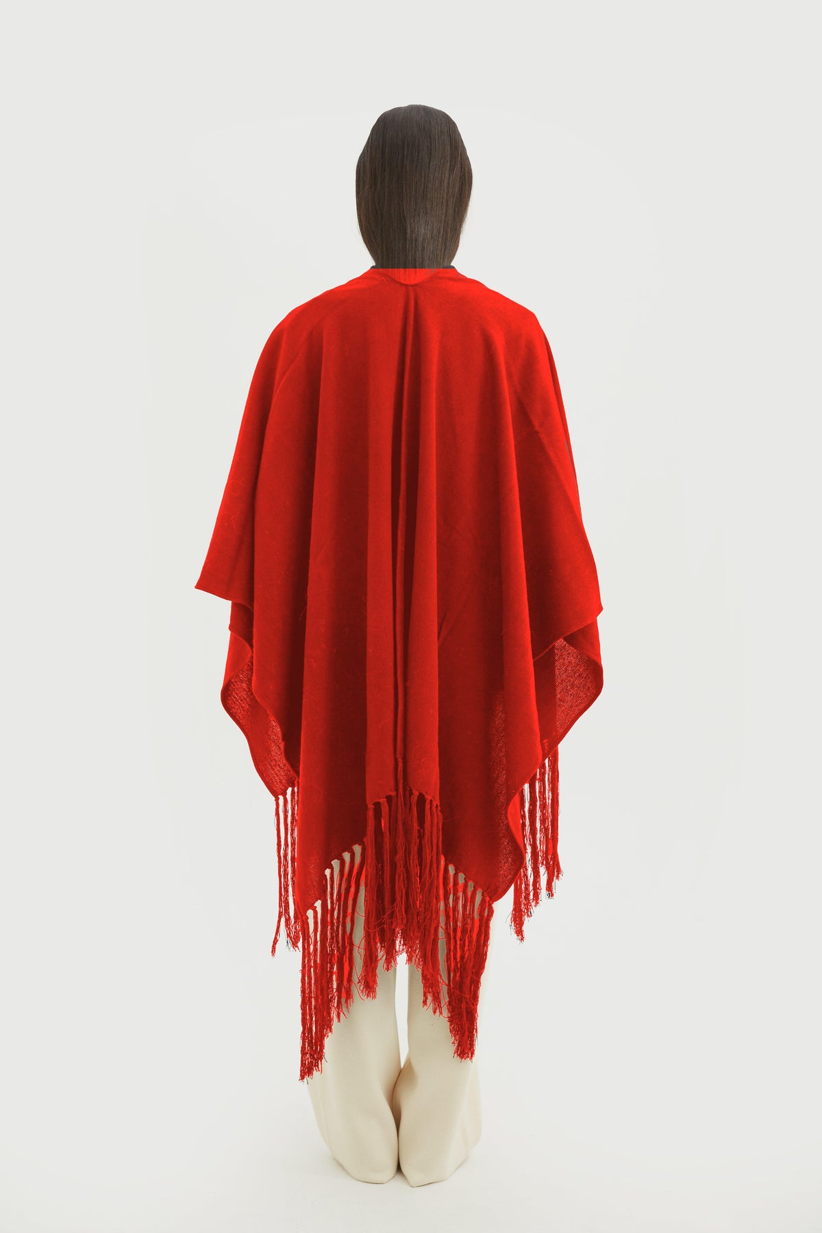Poncho Olivo rojo, vista de espalda