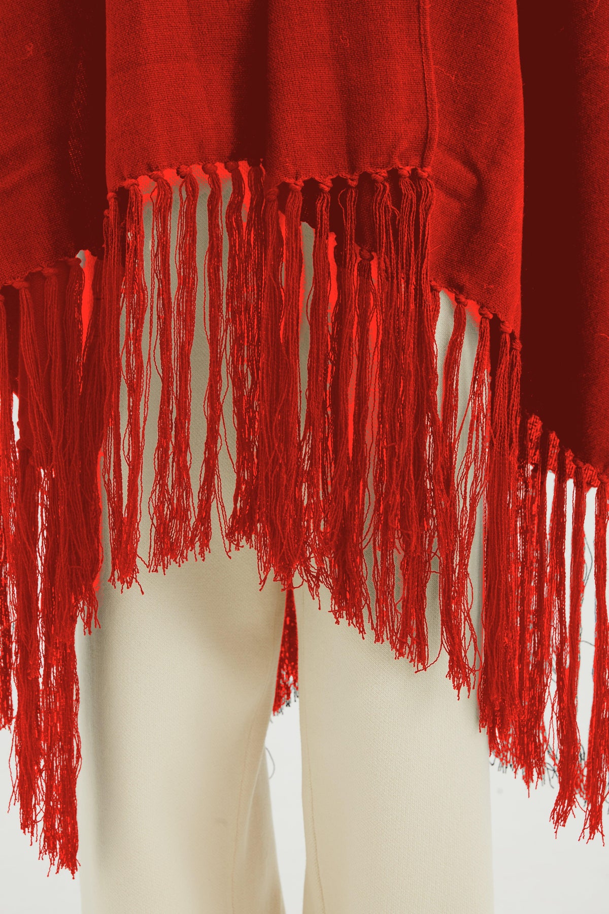 Detalle de los flecos del Poncho Olivo rojo
