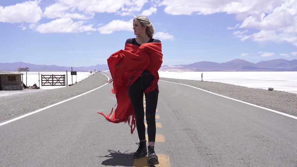 Poncho Olivo de Tashay en rojo en el salar