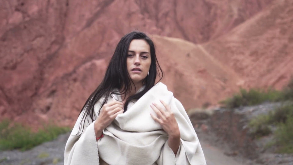 Poncho Tulipán de lana de llama Tashay en blanco crema