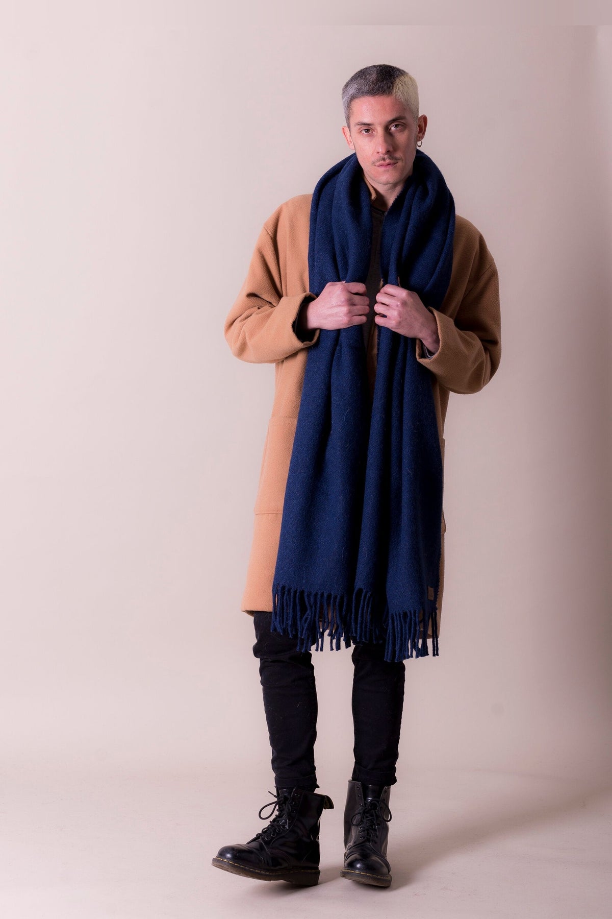 Pino: Schaltuch aus Lamawolle in Marineblau | TASHAY