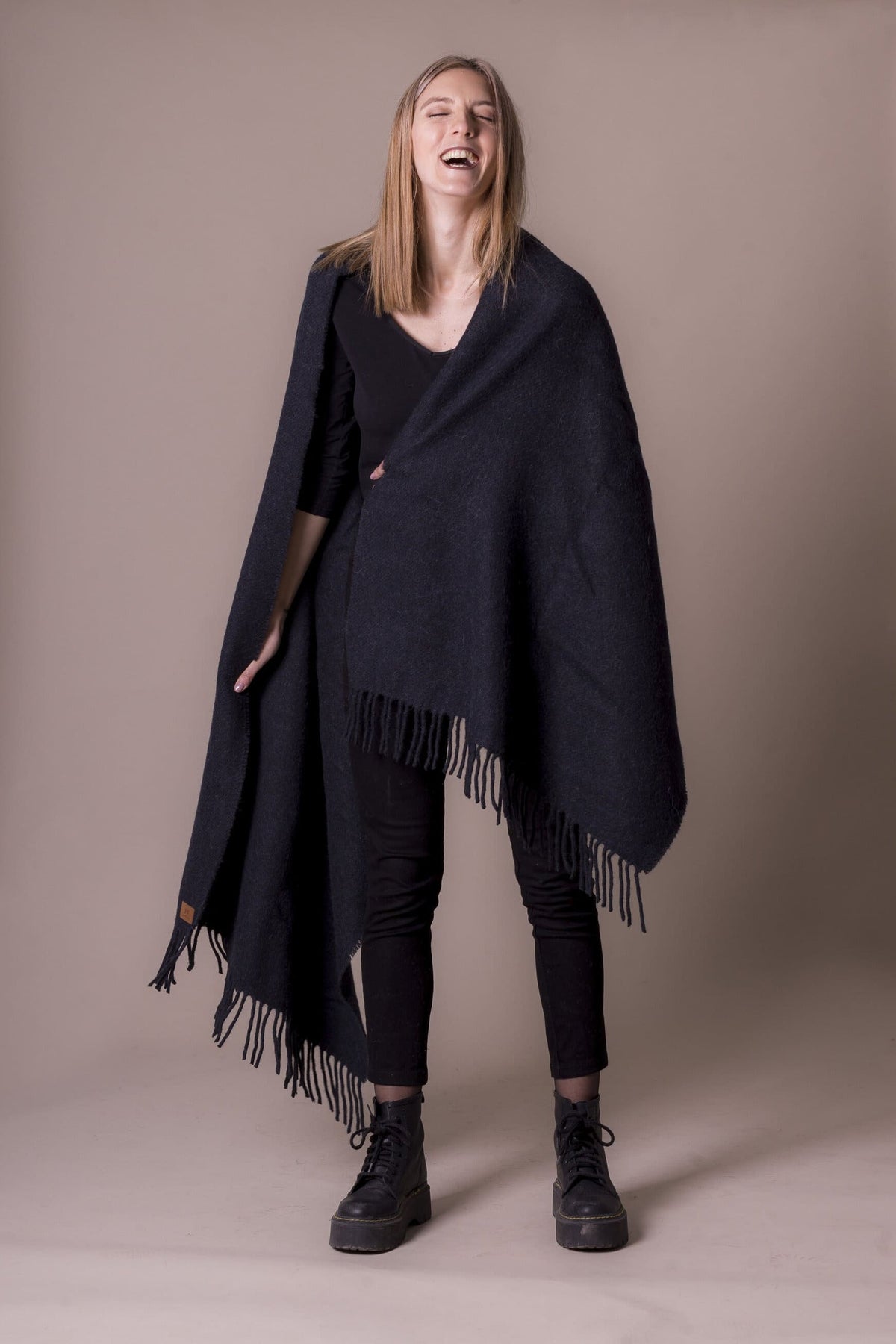 Choe: bufanda XL de lana de llama en negro | TASHAY