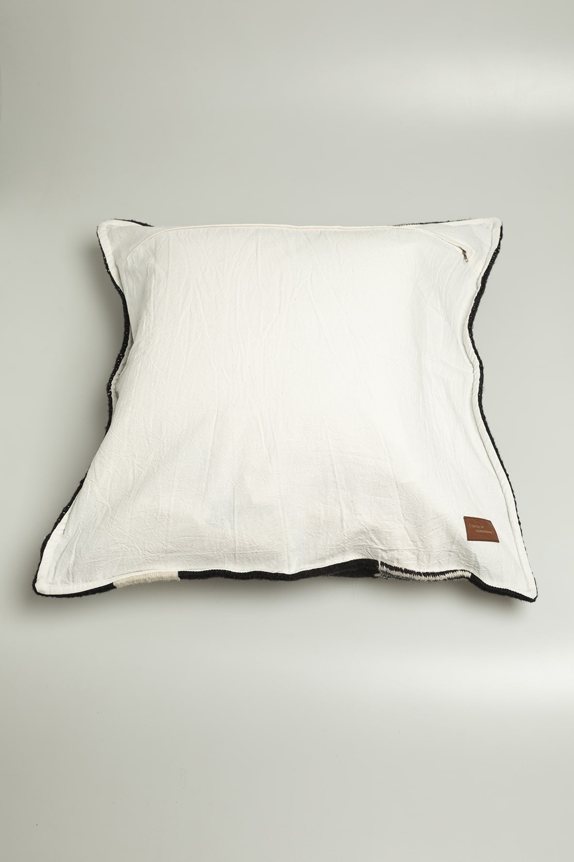Cojín Monstera de lana de oveja en negro y blanco crema
