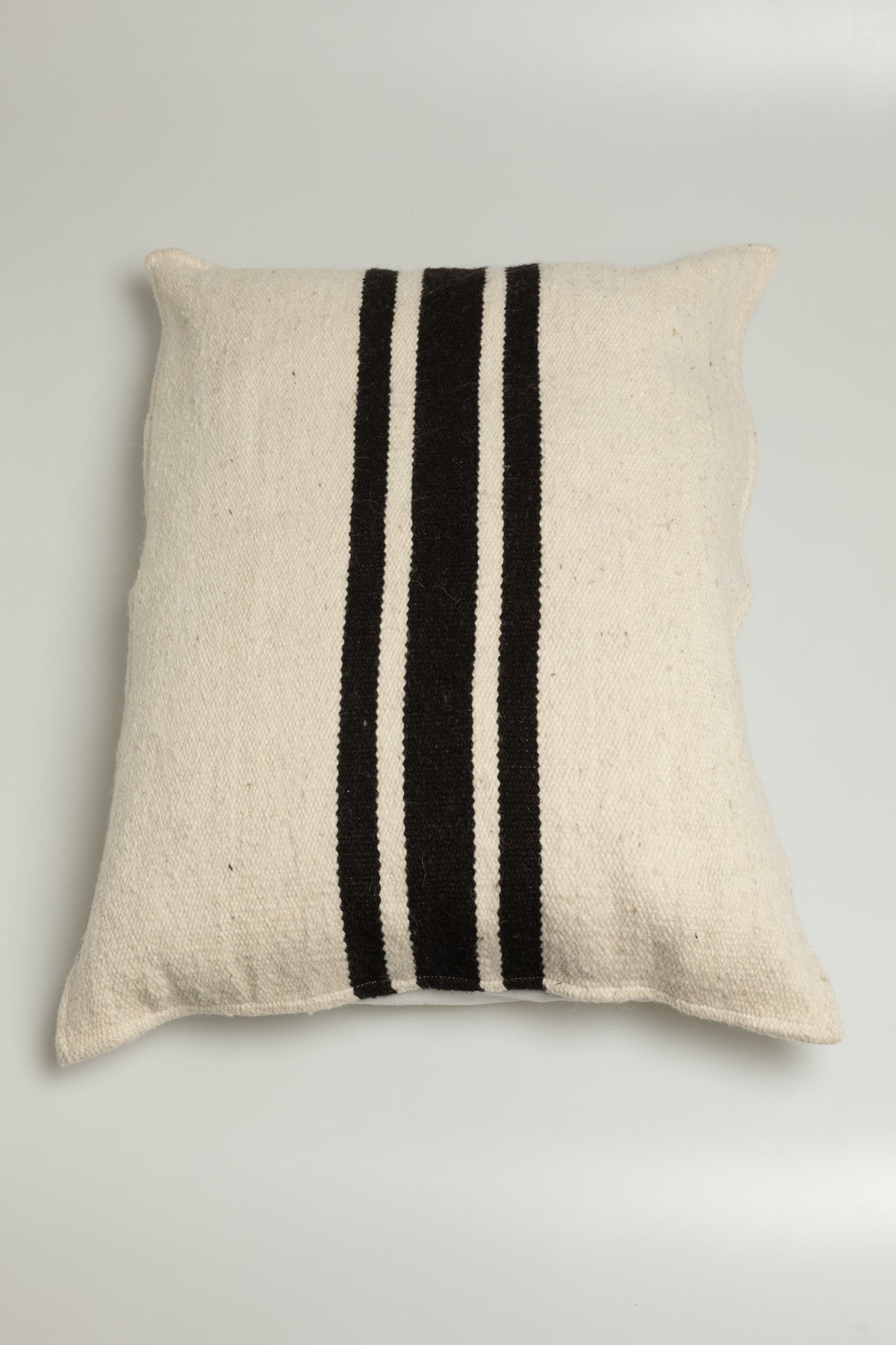Cojín Areca rectangular de lana de oveja en blanco crema con líneas negras