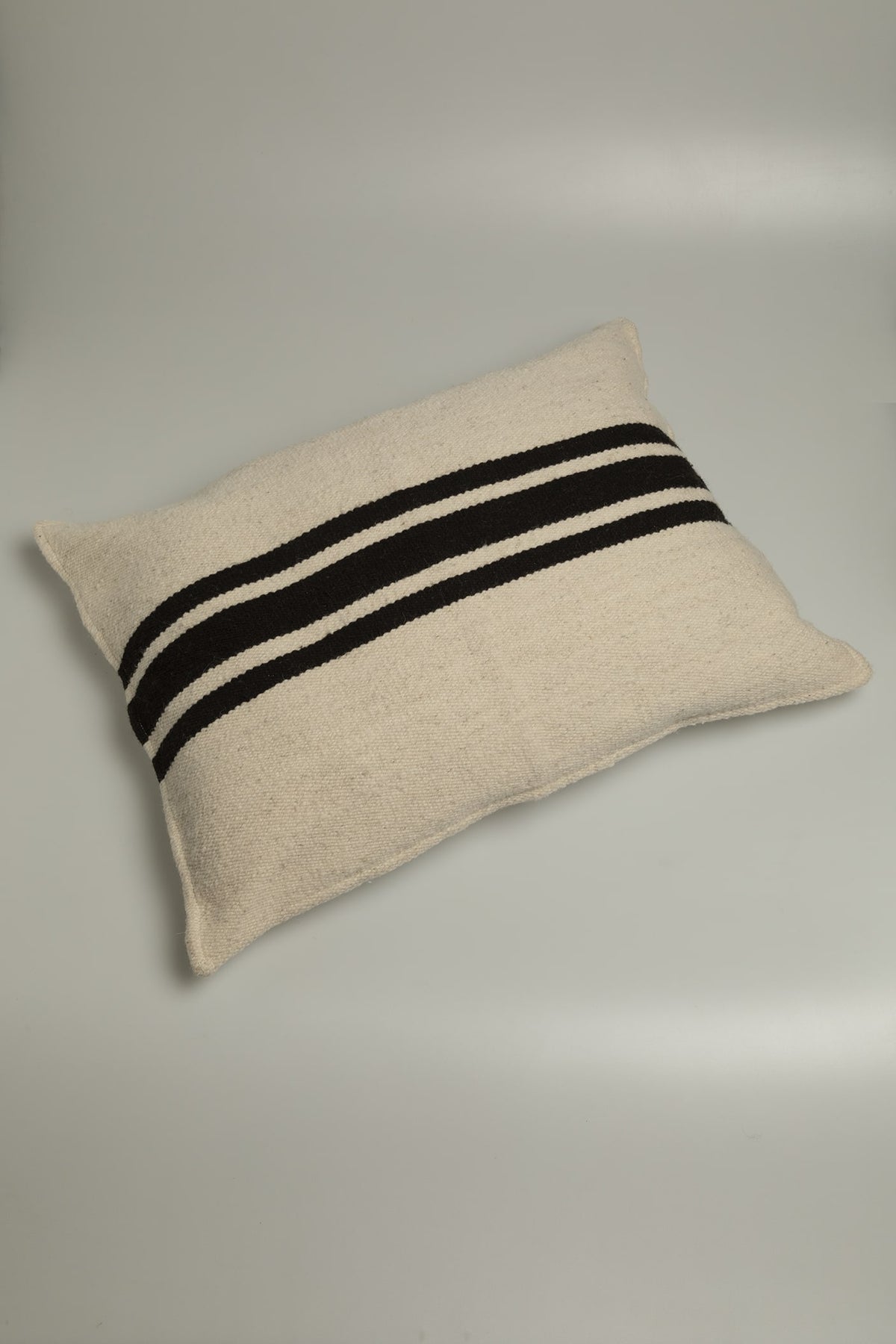 Cojín Areca rectangular de lana de oveja en blanco crema con líneas negras