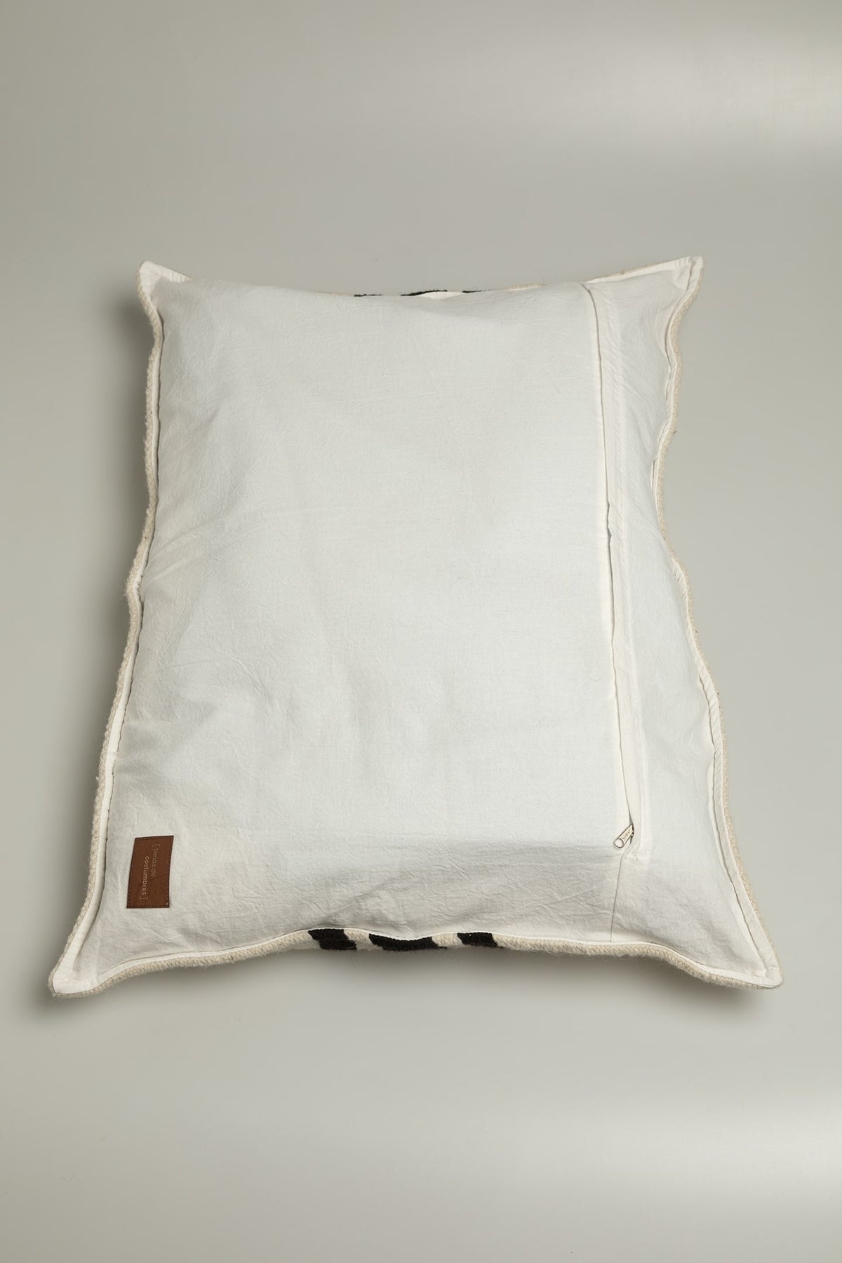 Cojín Areca rectangular de lana de oveja en blanco crema con líneas negras
