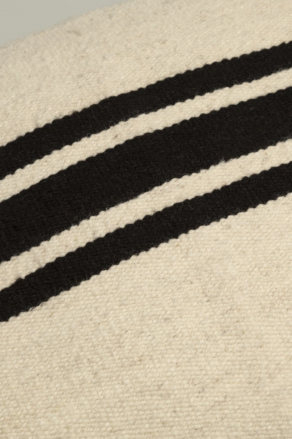 Cojín Areca rectangular de lana de oveja en blanco crema con líneas negras