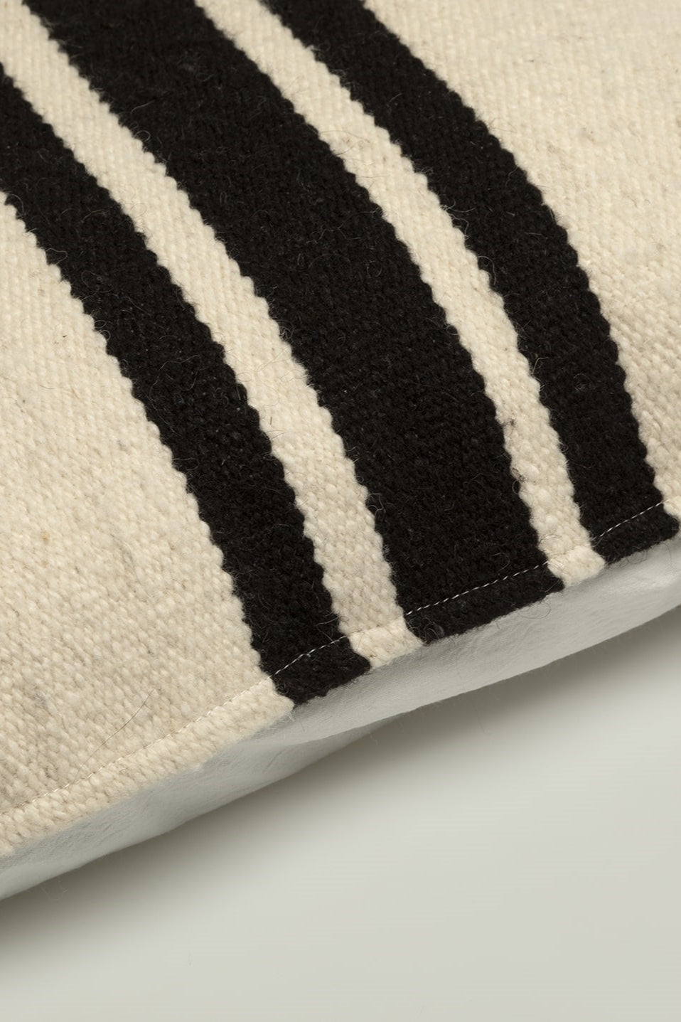Cojín Areca rectangular de lana de oveja en blanco crema con líneas negras